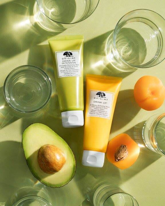 Origins Drink Up Intensive Overnight Hydrating Mask With Avocado & Swiss Glacier Water 15 ml. มาส์กเนื้อเข้มข้นที่เติมน้ำให้ผิวในทันที ให้ผิวที่แห้งกร้านขาดน้ำกลับมาเนียนนุ่มชุ่มชื้นด้วยน้ำมันแอปริคอต (Apricot Kernel Oil)  กลีเซอรีนจากพืชและกรดไฮยารูโลนิค พร้อมเสริมปราการปกป้องความชุ่มชื้นของผิว ให้ผิวแลดูกระจ่างใส ด้วยสารสกัดจากสาหร่ายญี่ปุ่น (Japanese Seaweed)  น้ำมันอะโวคาโด (Avocado Oil) และแมงโกบัตเตอร์ (Mango Butter) ฟื้นบำรุงให้ผิวกลับสดใสเนียนนุ่ม ชุ่มชื้นต่อเนื่องยาวนาน