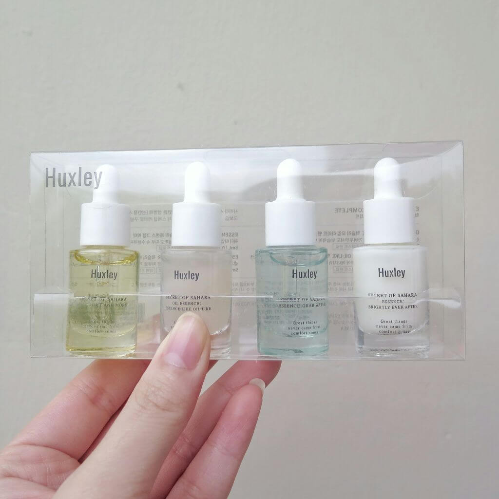 Huxley Essence Deluxe Complete Set 5 ml x 4 ภายในเซ็ตประกอบไปด้วย  Huxley Essence Grab Water 5 ml Huxley Oil Essence-Like  5 ml Huxley Oil Light And More  5 ml Huxley Essence Brightly Ever After  5 ml