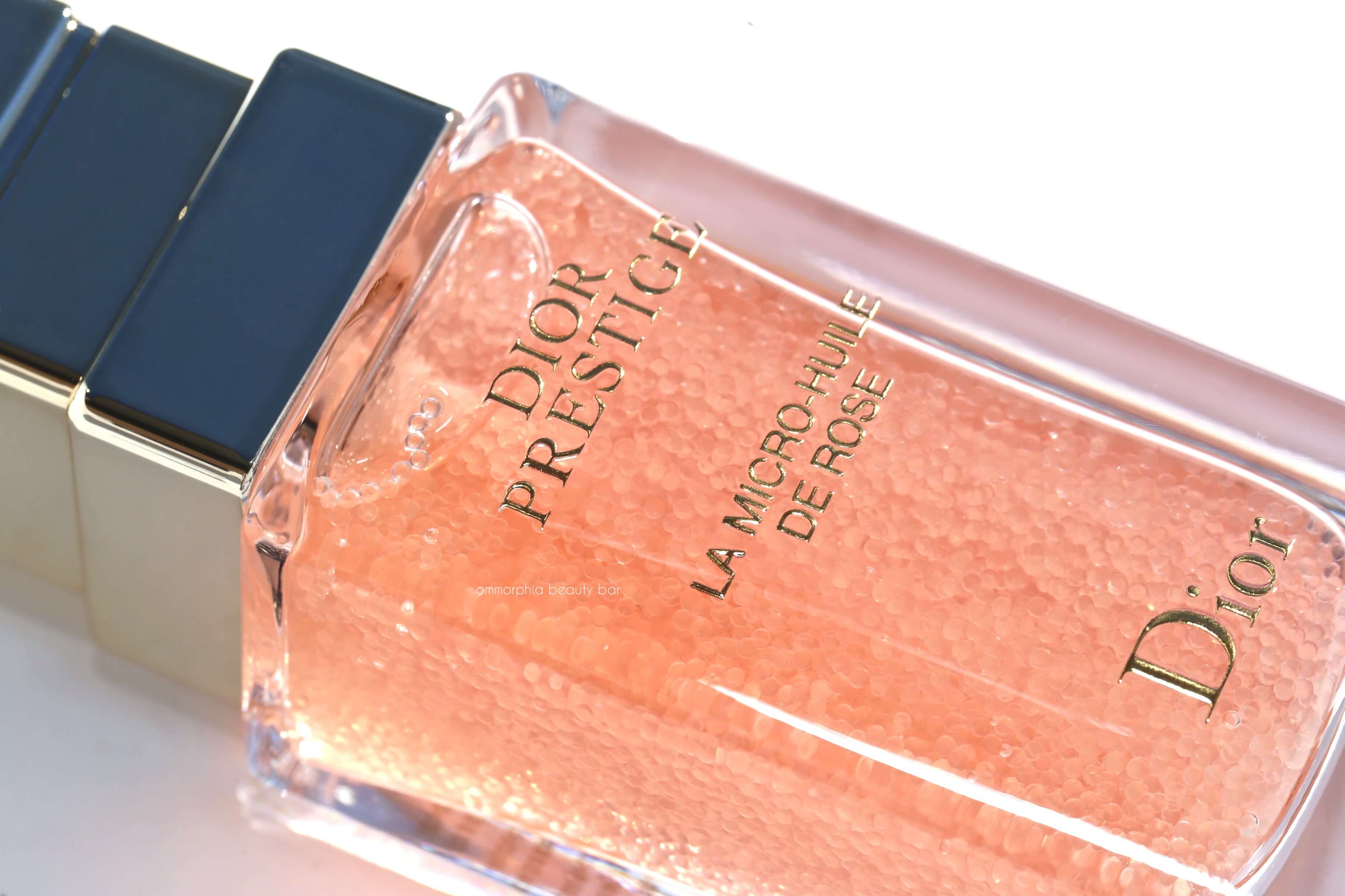 Dior Prestige La Micro - Huile De Rose  สารอาหารขนาดไมโครจิ๋ว 20 ชนิดที่จำเป็นต่อผิว รวมถึงแร่ธาตุต่างๆ เกลือแร่ โอเมก้า 3 วิตามินอี ตรงเข้าฟื้นบำรุงผิวอย่างล้ำลึก   พิเศษยิ่งกว่าคือในแต่ละขวดเต็มไปด้วยอณูแค็ปซูลทรงกลมไข่มุก หรือ Rose Micro Pearls กว่า 10,000 แค็ปซูล ซึ่งสกัดมาจากกุหลาบกรองวิลล์ ที่เป็นเอกสิทธิ์เฉพาะของ dior pretige ฟื้นบำรุงผิวให้แข็งแรง อิ่มเอิบ กระจ่างสดใส มีชีวิตชีวาอีกครั้ง