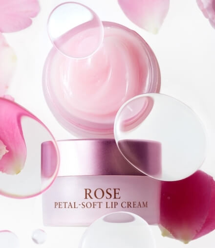 Fresh Rose Petal-Soft Lip Cream 10 g  ลิปเนื้อครีมมี่เนียนนุ่มเพิ่มคามชุ่มชื้นได้ล้ำลึก ยาวนานสูงสุด 24 ชั่วโมง มาพร้อมส่วนผสมจาก rose flower oil ที่ช่วยให้เรียกปากนุ่มเนียนลดความแห้งกร้านและบำรุงริมฝีปากอย่างล้ำลึก เพื่อริมฝีปากอ่อนนุ่มชุ่มชื้นดุจกลีบกุหลาบ