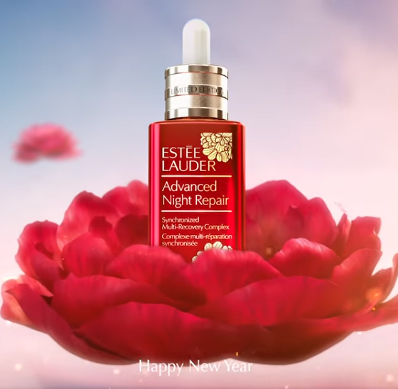 เฉลิมฉลองเทศกาลตรุษจีนปีนี้ด้วย Estee Lauder Advanced Night Repair Serum Limited Edition 2021 ขวดสีแดงเมทาลิค มาพร้อมพวงกุญแจลายดอกโบตั๋น