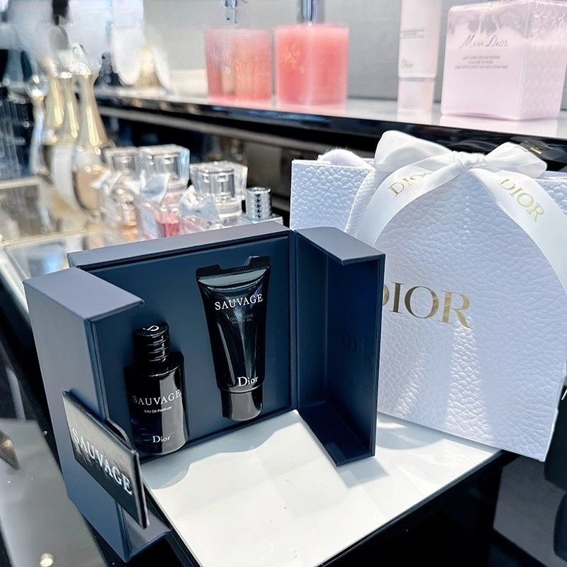 SAUVAGE EDP 10ml & Shower Gel 20ml Set Box (New package), Dior Sauvage EDP Mini Gift Set , Dior Sauvage EDP Mini Gift Set ราคา , Dior Sauvage EDP Mini Gift Set รีวิว ,Dior Sauvage Eau de Parfum 10 ml ,  Dior Sauvage Shower Gel  20 ml , Dior Sauvage , น้่ำหอม ดิออร์ 